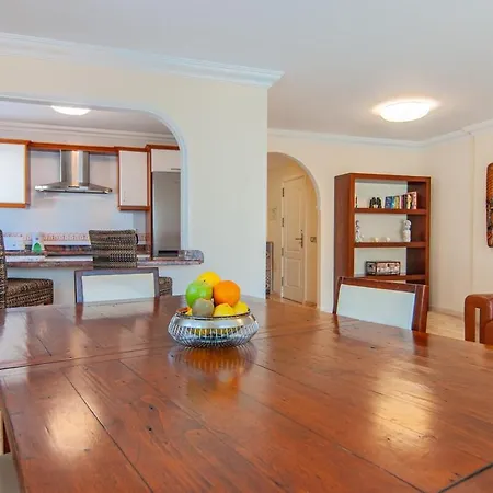 Luxury 2-bedroom Ocean View דירה *