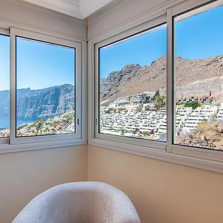 Luxury 2-bedroom Ocean View דירה *